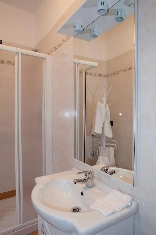 Pinky House Villa Nesso 0*,  Italien